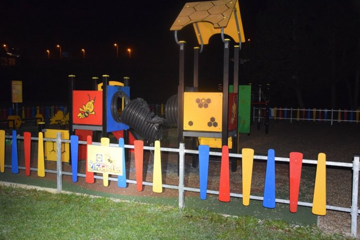 Ilustračný obrázok k článku Hnus deťom: Ktosi úmyselne podpálil detské ihrisko v Brezne, FOTO