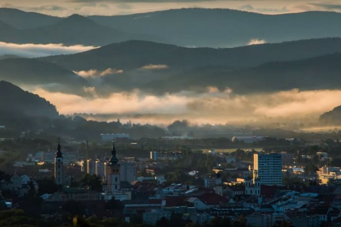 Ilustračný obrázok k článku Bystrica na úchvatných leteckých záberoch: Sme pripravení zažiariť, znie názov VIDEA
