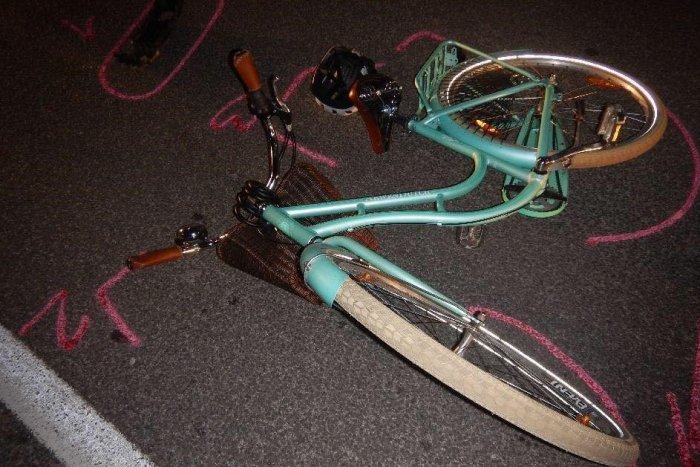 Ilustračný obrázok k článku Policajné ZÁBERY z nehody pri Novej Bani: Vodič (23) zrazil cyklistku