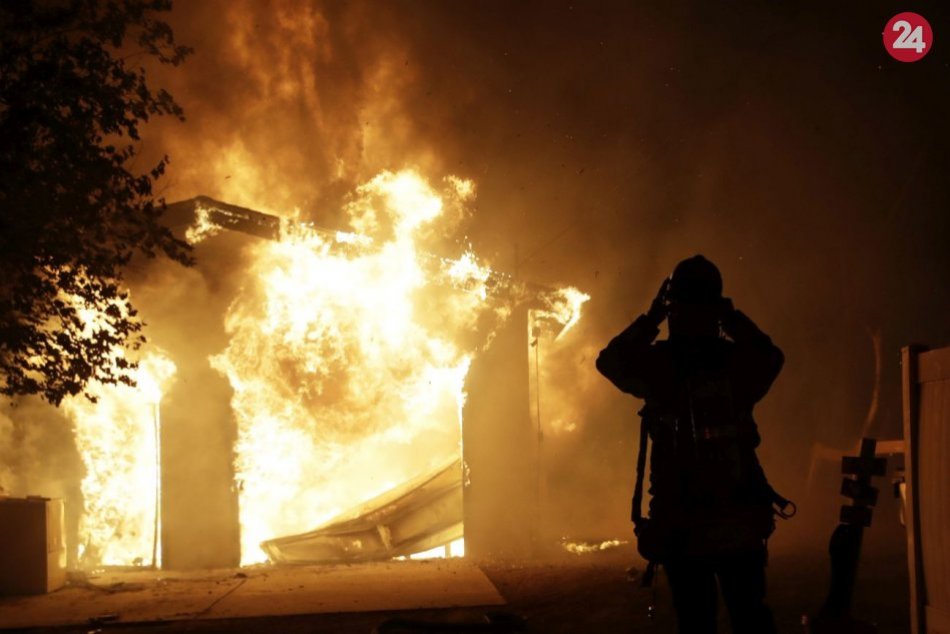 Ilustračný obrázok k článku Tri desiatky hasičov likvidovali požiar pri Žiline: Hrozilo prepadnutie strechy, FOTO