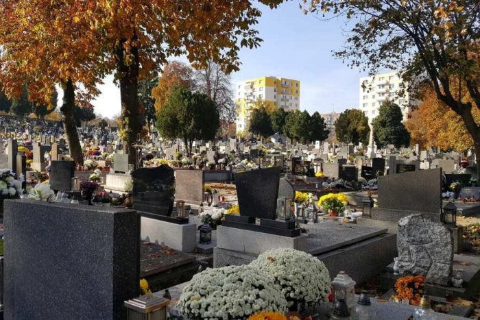 Ilustračný obrázok k článku Otváracie hodiny cintorínov: Počas sviatkov budú sprístupnené nepretržite