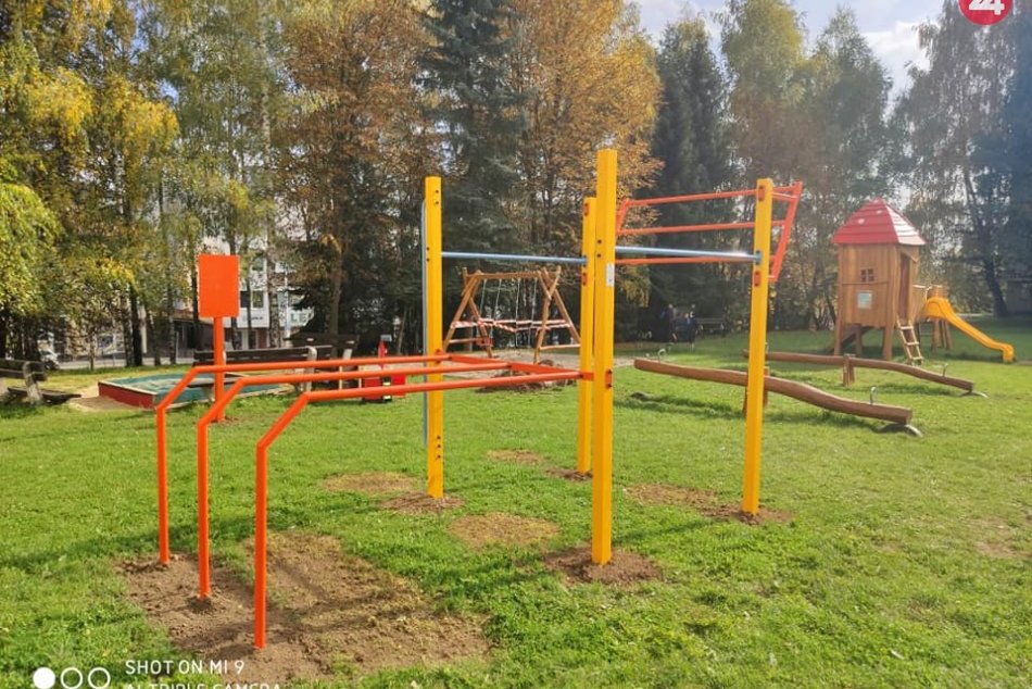 Ilustračný obrázok k článku Veľká premena ihriska v Radvani: Hracie prvky pre deti aj na fitness a workout, FOTO