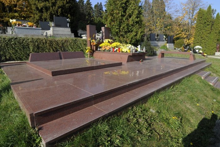 Ilustračný obrázok k článku V okolí cintorínov posilnili hliadky Mestskej polície, platia aj dopravné obmedzenia