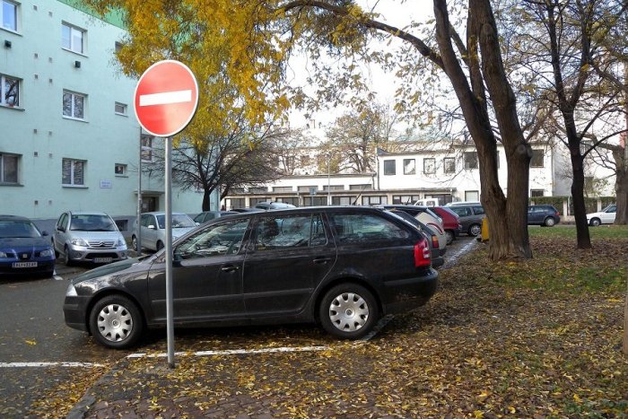 Ilustračný obrázok k článku V zóne 500 bytov bez parkovacej nálepky nezaparkujete