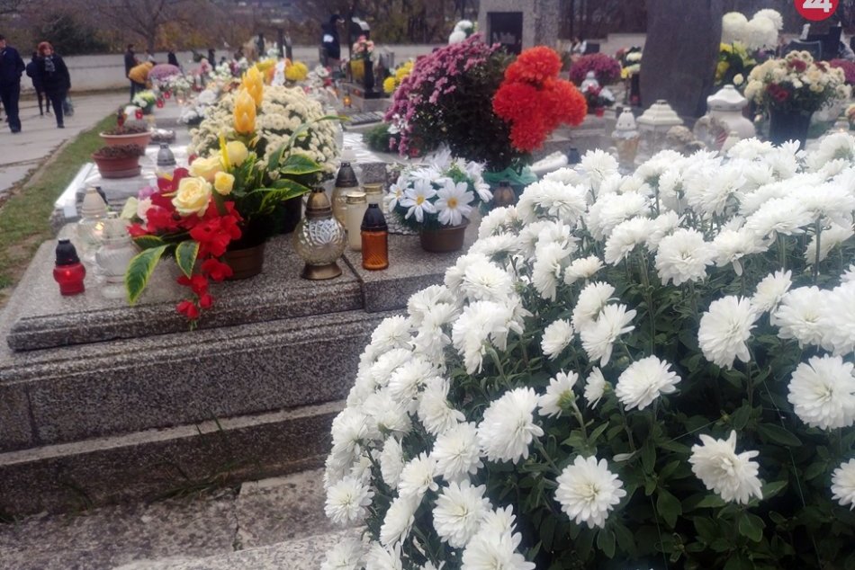 Ilustračný obrázok k článku Na cintoríne v Rožňave zavládla sviatočná atmosféra, FOTO