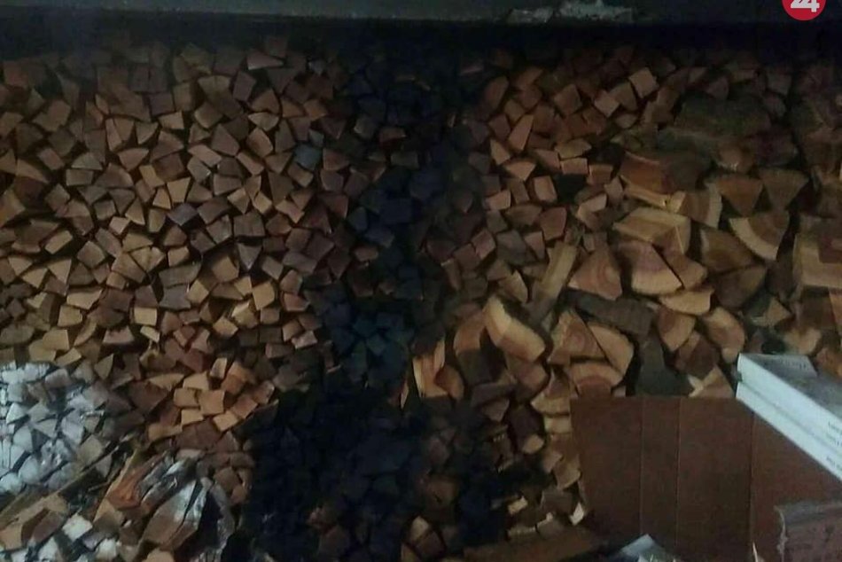 Ilustračný obrázok k článku Požiar v šope na drevo rodinného domu: Jedna osoba sa zranila