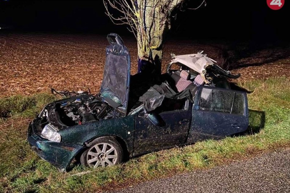 Ilustračný obrázok k článku Auto vrazilo do stromu: Vážna nehoda pri Košiciach si vyžiadala život chlapca (†22)