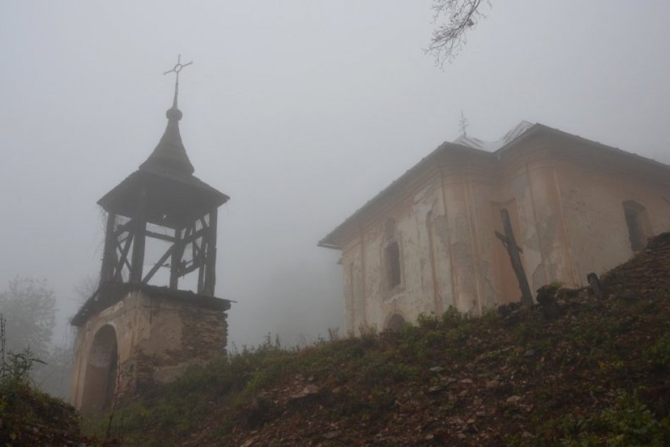Ilustračný obrázok k článku Rožňavská Kalvária zahalená v hmle: FOTKY s mystickou atmosférou