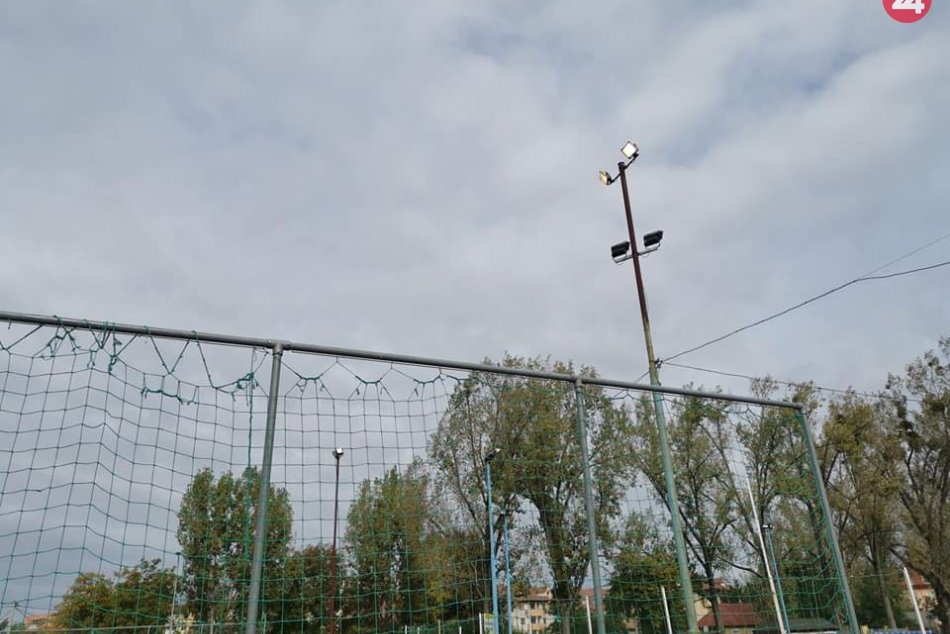 Ilustračný obrázok k článku Svetelné zdroje z Milénia nevyjdú nazmar: Presunuli sa na iné športovisko v meste