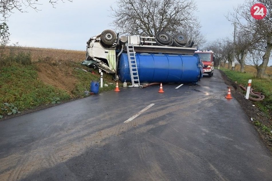 Ilustračný obrázok k článku Kuriózna nehoda pri Nitre: Fekálne vozidlo skončilo na streche, FOTO