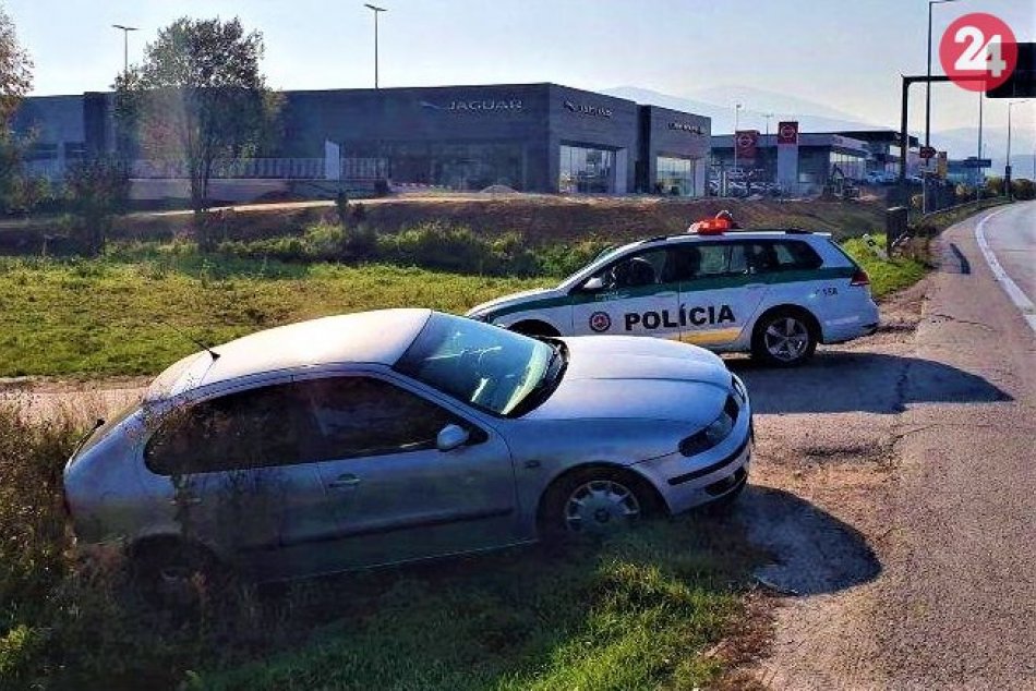 Ilustračný obrázok k článku Jozef (59) s autom v priekope: Policajti mu chceli pomôcť, skončil však v cele, FOTO