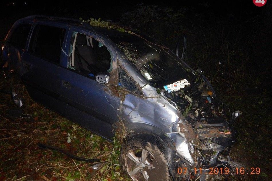Ilustračný obrázok k článku Zvolenská polícia objasňuje nehodu: Po náraze do stromu sa zranili 2 ľudia, FOTO