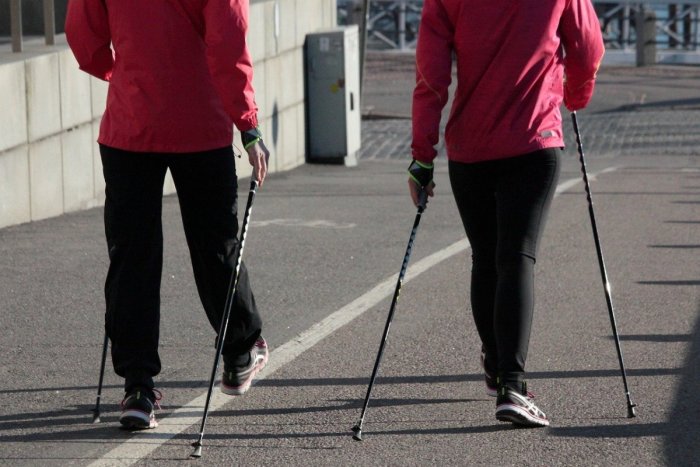 Ilustračný obrázok k článku Zoberte paličky a vyrazte na vzduch: Pri nordic walkingu pracuje vyše 90% svalov