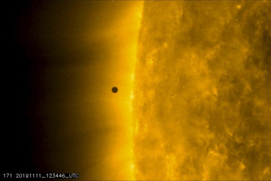 Ilustračný obrázok k článku Slováci si užili astronomický úkaz: Pozorovali prechod Merkúra popred Slnko, FOTO