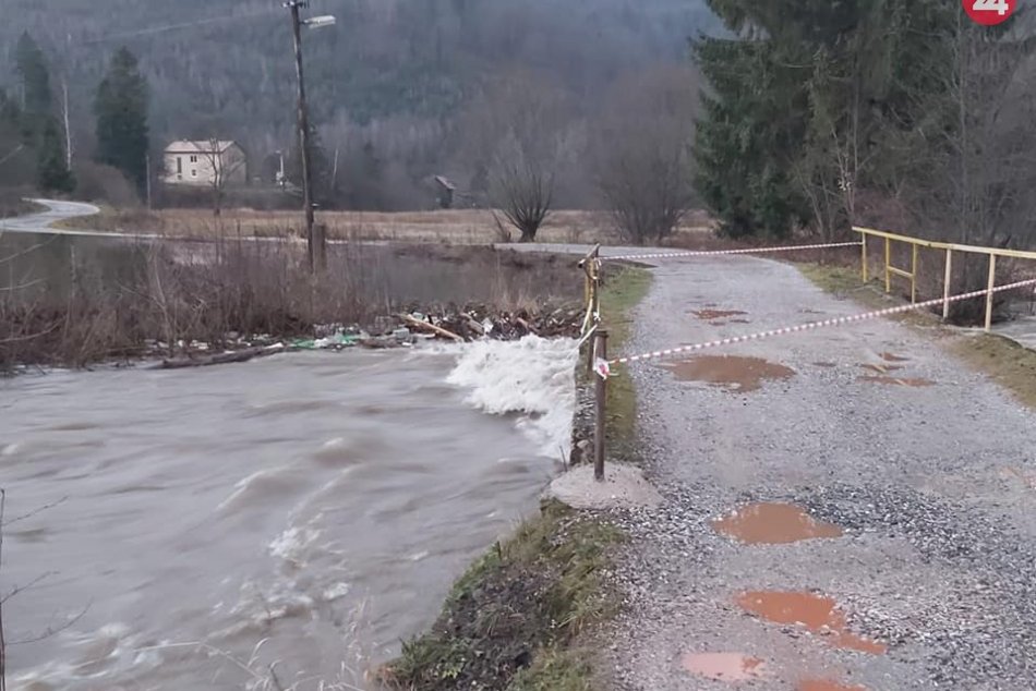 Ilustračný obrázok k článku Počasie vyčíňa aj v okolí Spišskej: Prívalová voda obmedzila prejazdnosť ciest, FOTO