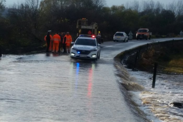 Ilustračný obrázok k článku FOTO priamo z miesta v okrese Poprad: Voda steká po ceste, podľa policajtov je to stále horšie