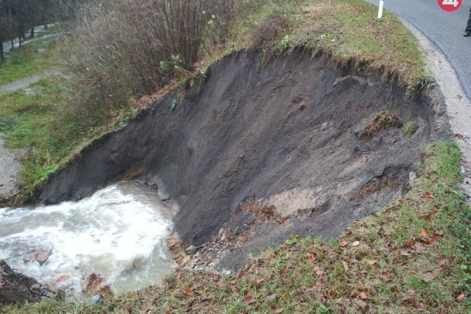 Ilustračný obrázok k článku Vodiči, zbystrite: Cesta medzi Tisovcom a Muráňom je pre zosuv uzavretá, FOTO
