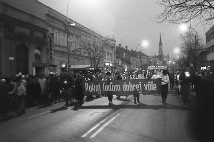 Ilustračný obrázok k článku Unikátne FOTO novembrových udalostí: Ako Lučenčania prežívali štrajk v roku 1989?