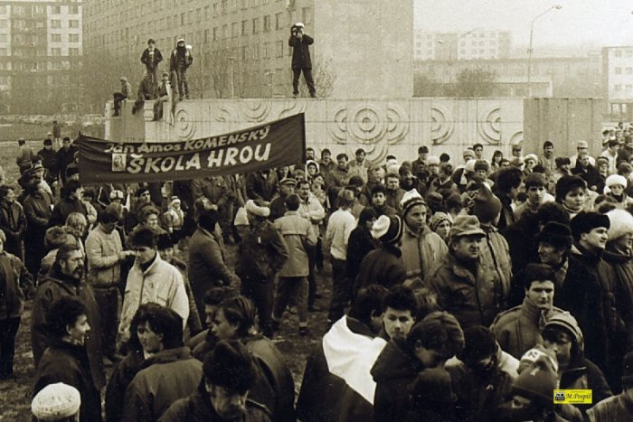 Ilustračný obrázok k článku Nežná revolúcia zasiahla aj Šaľu: Ako o udalostiach písala dobová tlač? FOTO