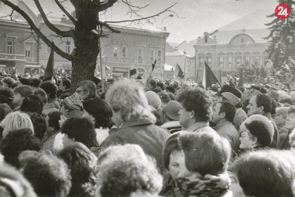 Ilustračný obrázok k článku Mikuláš v novembri 89: Unikátne ZÁBERY z revolučných dní