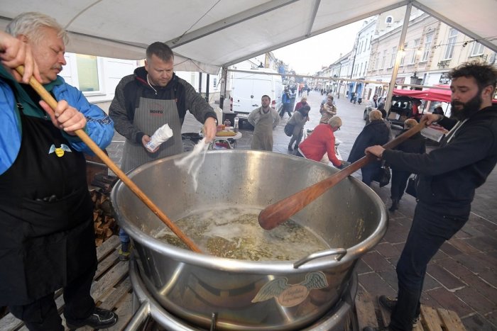 Ilustračný obrázok k článku Svätej Alžbete by sa to páčilo. Tak ako ona, dnes nakŕmili polievkou chudobných ľudí