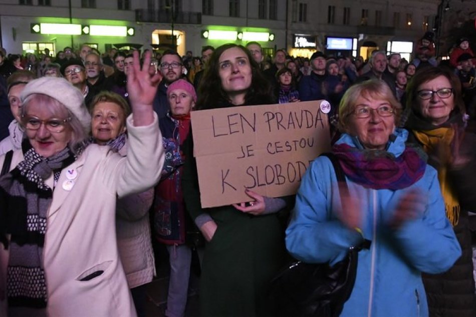 Ilustračný obrázok k článku Premiér Pellegrini sa na 30. výročie Nežnej revolúcie prihovoril občanom: Zmena by mala byť zodpovedná