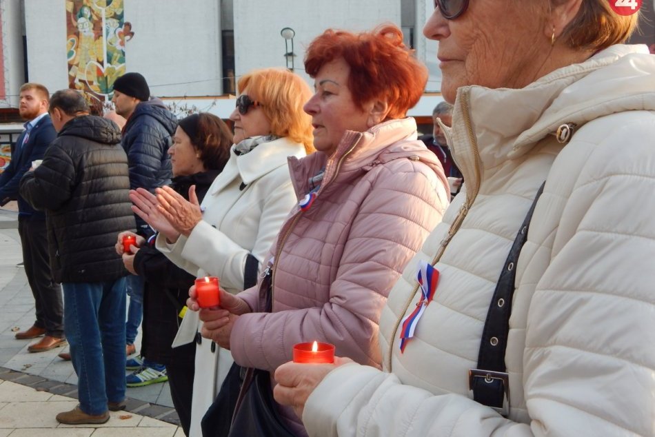 Ilustračný obrázok k článku Srdce Zemplína rozžiarili sviečky: Na námestí spomínali na novembrovú revolúciu, FOTO