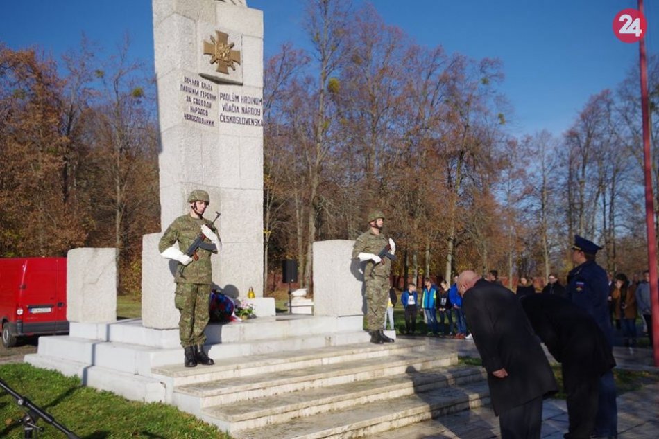 Ilustračný obrázok k článku Zem z vojenského cintorína poputuje do Ruska: Slávnostný ceremoniál na FOTKÁCH