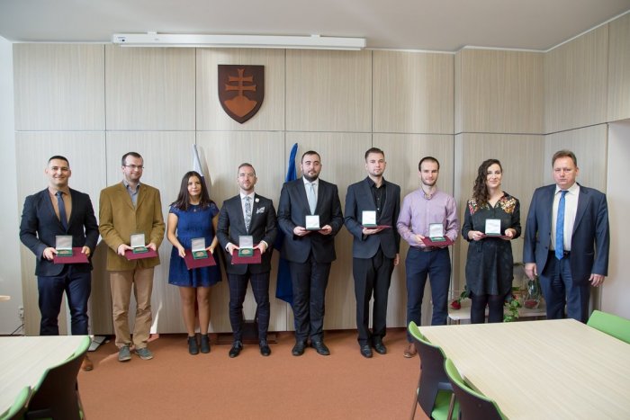 Ilustračný obrázok k článku Výročie revolúcie a úcta študentom: Na Prešovskej univerzite si prevzali bronzovú medailu
