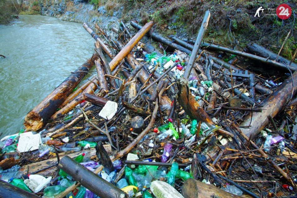 Ilustračný obrázok k článku Upratovanie v raji: Odpad nahromadený v Prielome Hornádu začínajú postupne odstraňovať