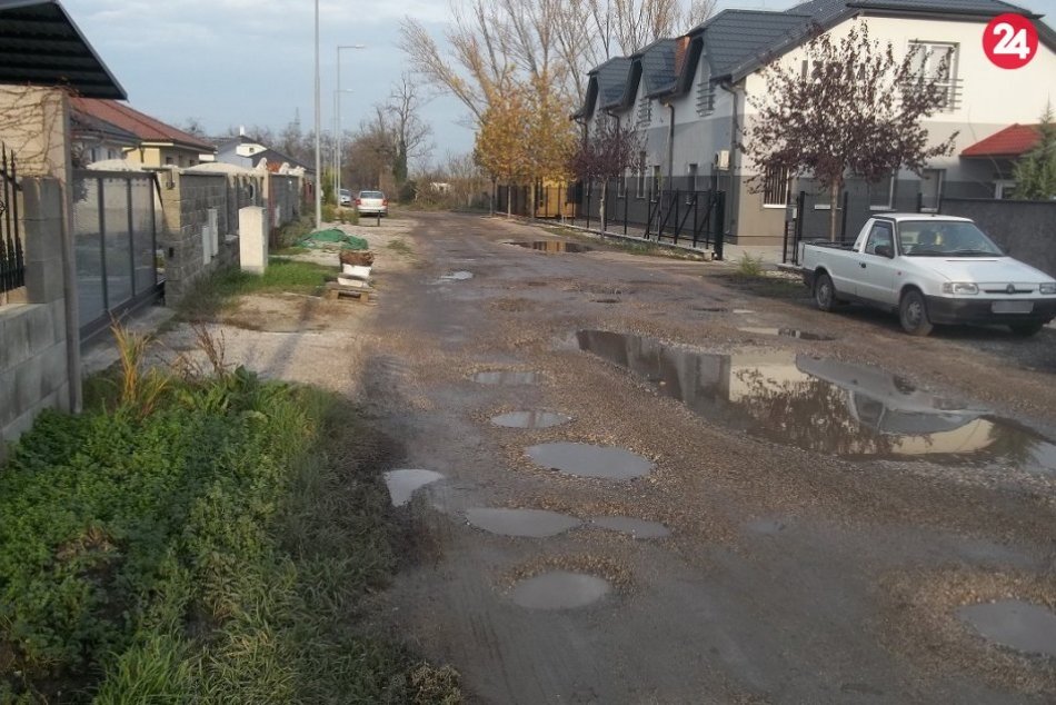 Ilustračný obrázok k článku Deravá Hospodárska ulica vo Veči: Kedy sa občania dočkajú jej opravy? FOTO