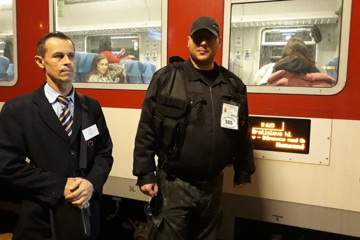 Ilustračný obrázok k článku V nočných vlakoch testujú novinku: Do Humenného sa jazdí aj s SBS-kármi
