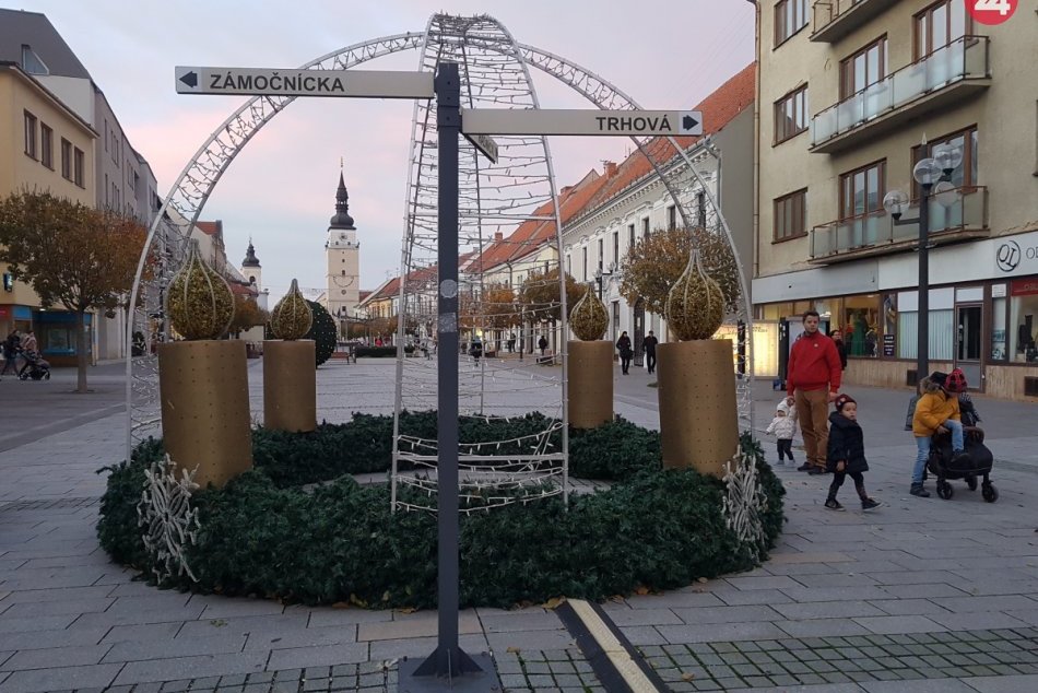 Ilustračný obrázok k článku Vianoce v Trnave budú tento rok iné: Namiesto trhov ostane na námestí letný záhon
