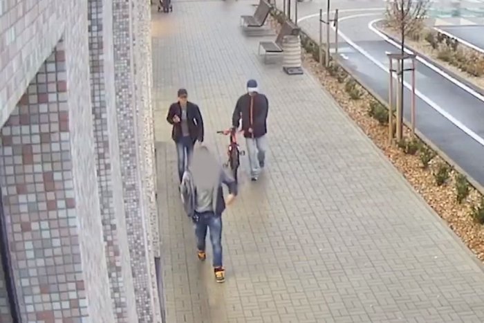 Ilustračný obrázok k článku Spoznávate mužov na VIDEU? Z bystrického nákupného centra odišli s bicyklom bez platenia