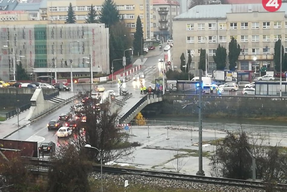 Ilustračný obrázok k článku Nehoda na jednej z najfrekventovanejších križovatiek v Bystrici: Tvoria sa zápchy, FOTO