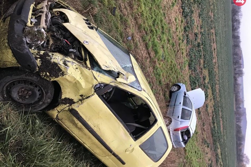 Ilustračný obrázok k článku Nehoda neďaleko Topoľčian: Zrážka na mokrej ceste, autá skončili v poli