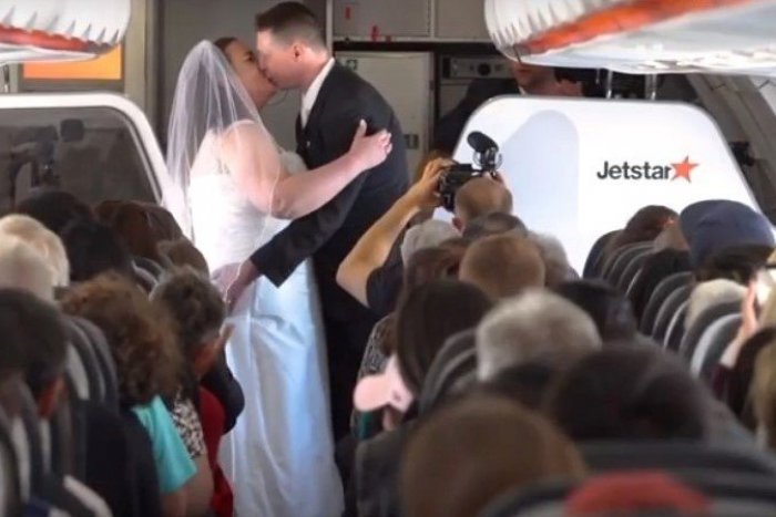 Ilustračný obrázok k článku Spojila ich láska k letectvu, áno si povedali v oblakoch: VIDEO nevšednej svadby