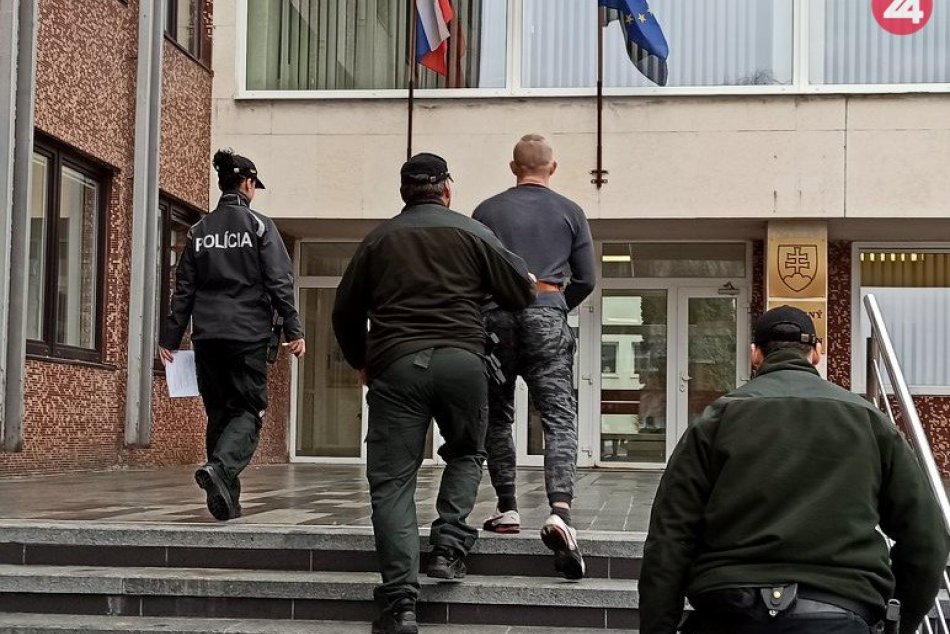 Ilustračný obrázok k článku Hádka v trenčianskom byte: Miro (33) mal nožom napadnúť bývalú družku, FOTO