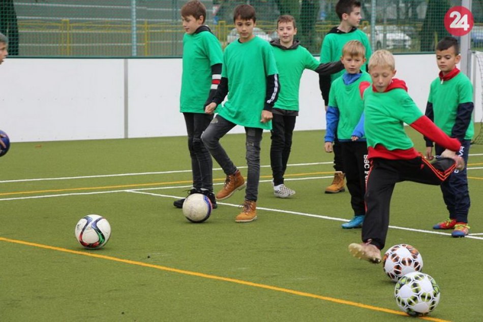 Ilustračný obrázok k článku Školáci v Zámkoch sa tešia z moderného ihriska: Poslúžiť má aj klubovej mládeži