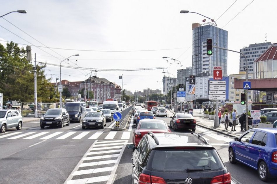 Ilustračný obrázok k článku Áut na cestách v Bratislave a okolí je čoraz viac: Ohrození sú chodci aj naše pľúca