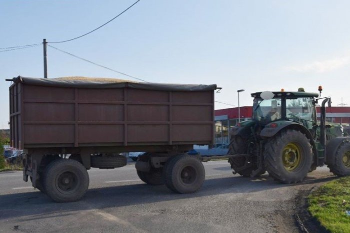 Ilustračný obrázok k článku Traktorista vošiel s vlečkou do kruháča: Ohrozil ostatných vodičov, FOTO