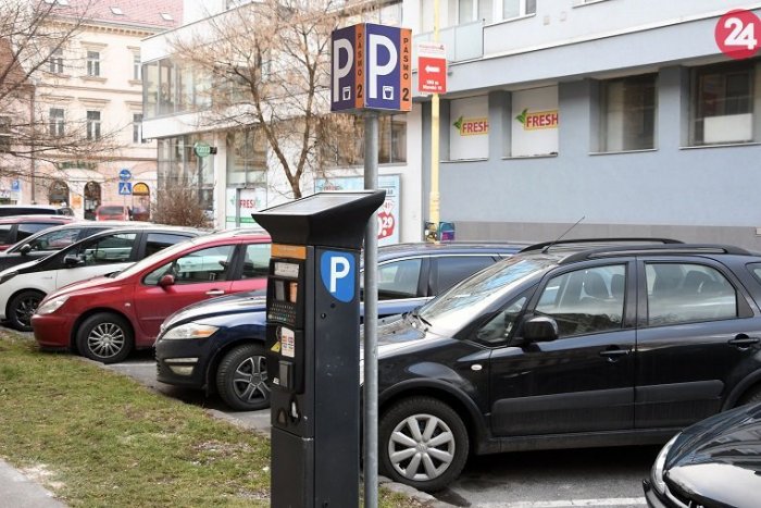 Ilustračný obrázok k článku Parkovanie patrí už len mestu, parkomaty EEI sú vypnuté