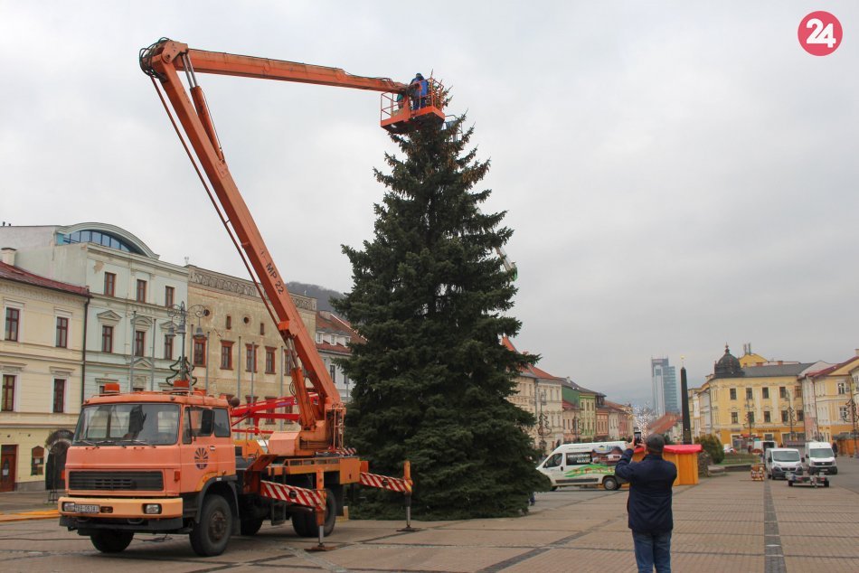 Ilustračný obrázok k článku V centre Bystrice pribudne symbol Vianoc: Aký stromček bude zdobiť Námestie SNP?