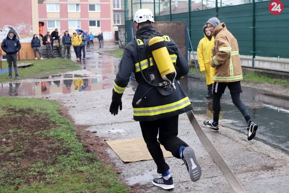 Ilustračný obrázok k článku Vo Zvolene sa súťaží o titul Železný hasič. Podmienky sťažuje dážď, FOTO