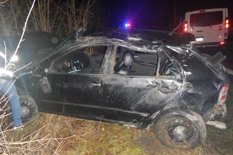 Ilustračný obrázok k článku Nehoda v okrese Považská: Vodič (22) urobil s autom kotrmelce a navyše… FOTO