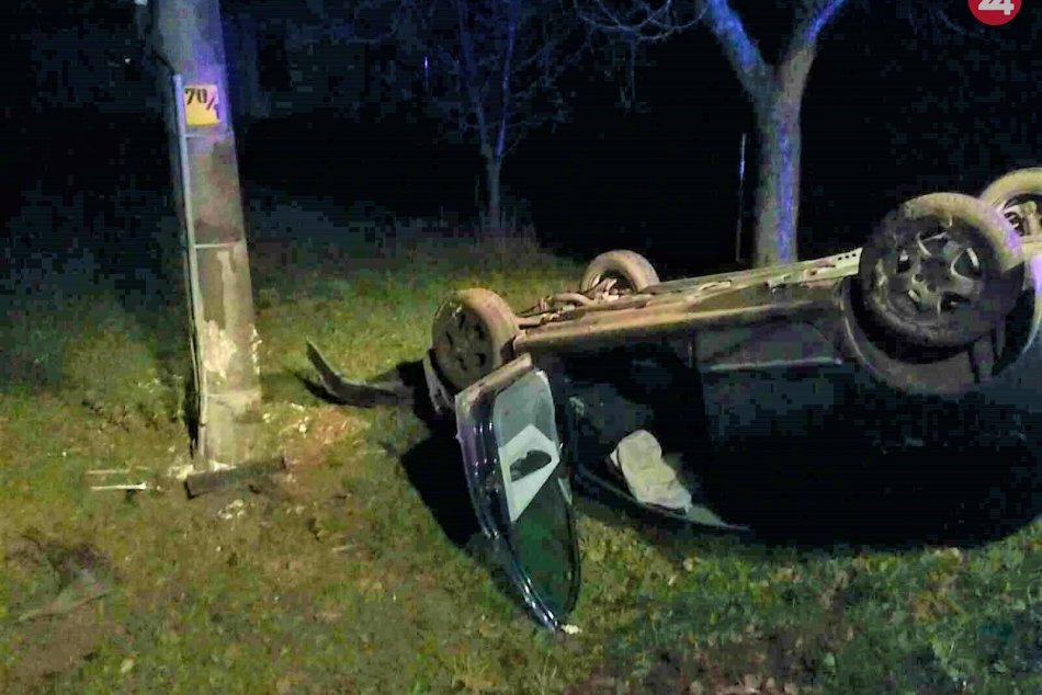 Ilustračný obrázok k článku Po nehode prevoz do nemocnice: Auto narazilo do stĺpa a skončilo na streche, FOTO