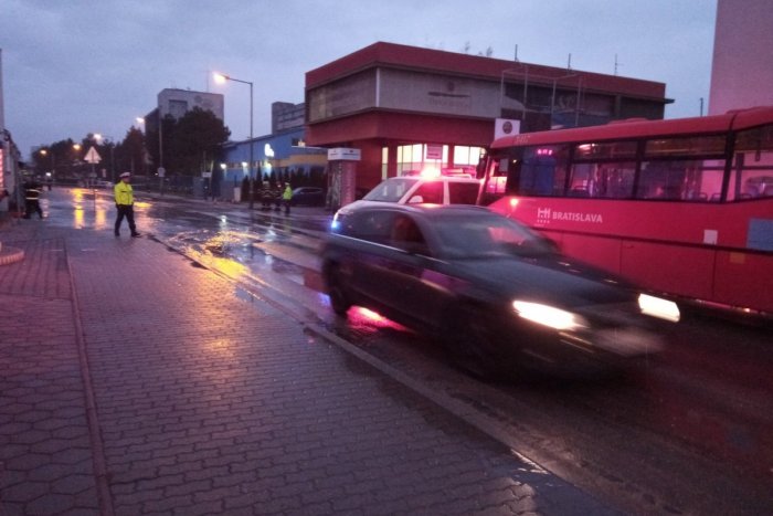 Ilustračný obrázok k článku Na Kopčianskej ulici v Petržalke prasklo vodovodné potrubie! Doprava bola odklonená
