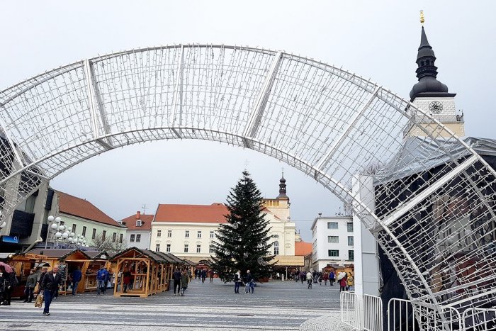 Ilustračný obrázok k článku Adventné trhy odštartuje rozsvietenie vianočného stromčeka a koncert Fragile