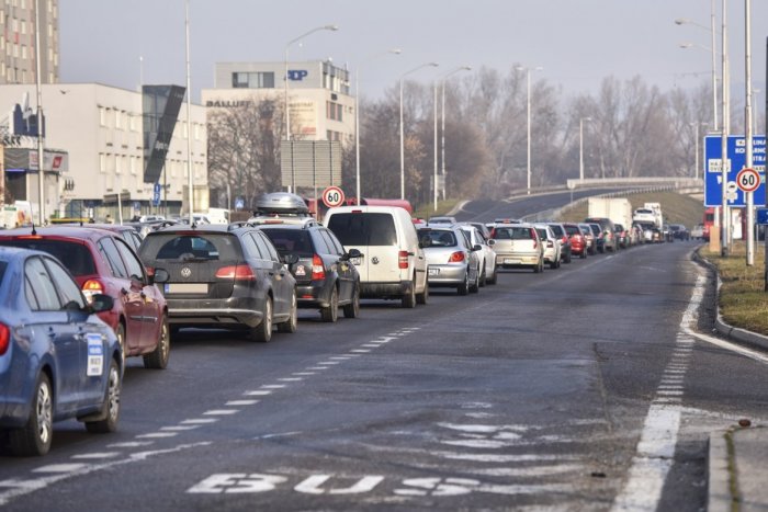 Ilustračný obrázok k článku V pondelok presmerujú autá na novú preložku cesty medzi Petržalkou a Rusovcami