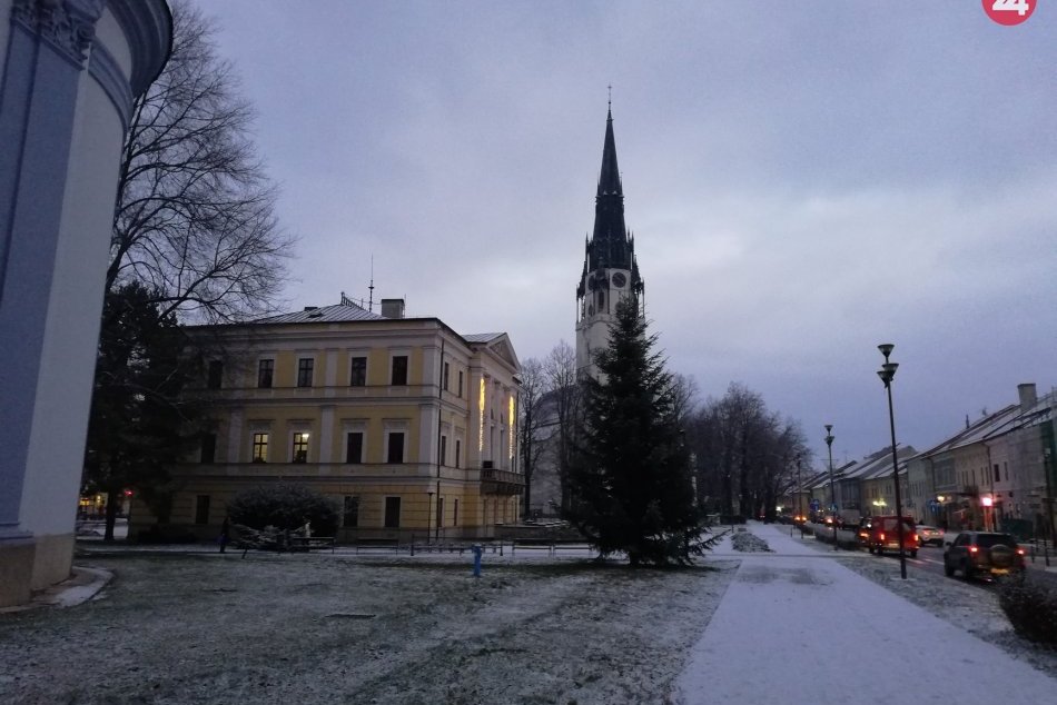 Ilustračný obrázok k článku V Spišskej už stojí vianočný stromček: Z pôvodného niekto odpílil konáre, FOTO
